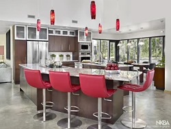 Дизайн кухни с бордовыми стульями