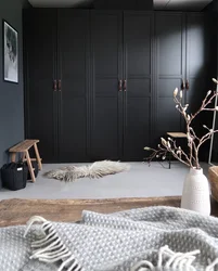 Дызайн спальні з чорнай шафай