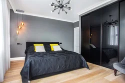 Дизайн спальни с черным шкафом