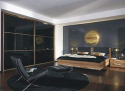 Дизайн спальни с черным шкафом