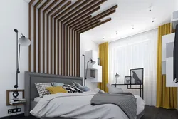 Дызайн спальні з рэйкамі за ложкам