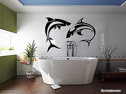 Bathroom Design With Pictures On The Wall
