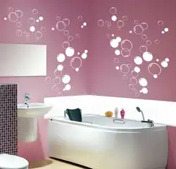 Дызайн ваннай з карцінкамі на сцяне