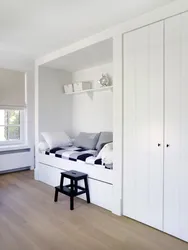 Дызайн спальні з нішай для шафы