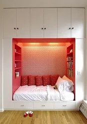 Дызайн спальні з нішай для шафы