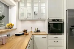 Дизайн кухни с пеналом у окна