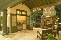 Дизайн террасы с камином и кухней
