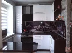 Дызайн кухні ў чорным колеры хрушчоўка