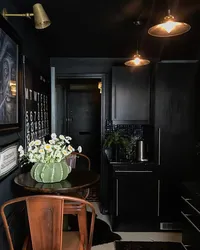 Дызайн кухні ў чорным колеры хрушчоўка