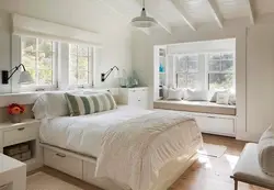 Дизайн спальни с окном с боку