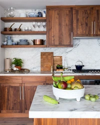 Дизайн деревянной кухни с мраморными столешницами