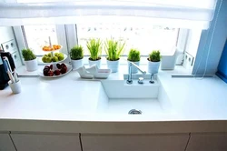 Дизайн подоконника на кухне с цветами