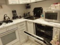 Дызайн кухні з посудамыйнай машынай і халадзільнікам