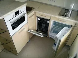 Дизайн кухни с посудомоечной машиной и холодильником