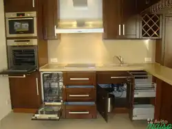 Дызайн кухні з посудамыйнай машынай і халадзільнікам