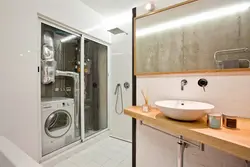 Кір жуғыш машинаға арналған бөлімі бар ванна бөлмесінің дизайны