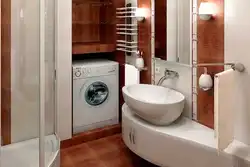 Кір жуғыш машинаға арналған бөлімі бар ванна бөлмесінің дизайны