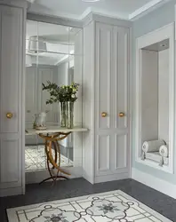 Hallway Design With Soft Seat And Mirrors