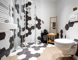Дизайн ванной комнаты с цветами на полу