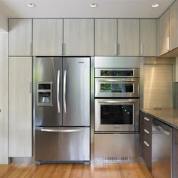 Дизайн угловой кухни с холодильником и микроволновкой