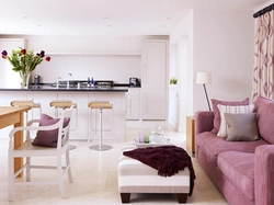 Дизайн кухни гостиной с диваном и стульями