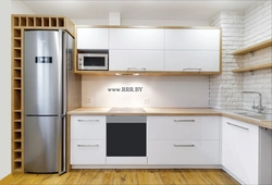 Дизайн маленькой кухни с микроволновкой и холодильником