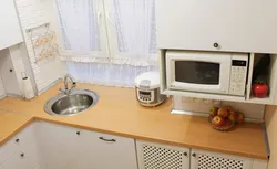 Дызайн маленькай кухні з мікрахвалёўкай і халадзільнікам