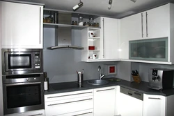 Дызайн маленькай кухні з мікрахвалёўкай і халадзільнікам