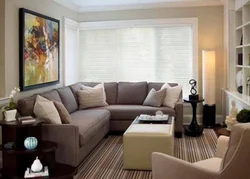 Бұрыштық диван мен теледидар бар қонақ бөлмесінің дизайны