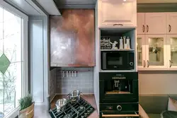 Кухня с газовой плитой дизайн холодильником и микроволновкой
