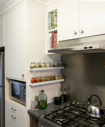 Кухня з газавай плітой дызайн халадзільнікам і мікрахвалёўкай