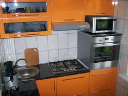 Кухня с газовой плитой дизайн холодильником и микроволновкой