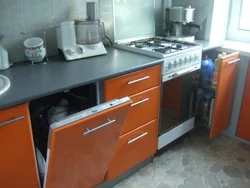Дызайн кухні з газавай плітой і посудамыйнай машынай