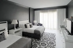 Дизайн спальни с белыми обоями и серыми шторами