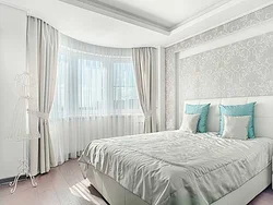 Дызайн спальні з белымі шпалерамі і шэрымі запавесамі