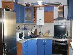 Дызайн кухні з халадзільнікам ля акна і газавай плітой