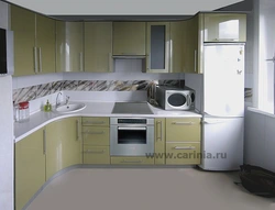 Дызайн кухні з левым кутом і халадзільнікам у акна