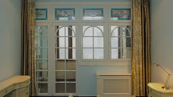 Kvartira fotosuratida balkonli deraza