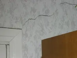 Трещина на стене в квартире фото