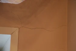 Crack on the wall in the apartment photo