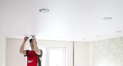 Как устанавливают натяжные потолки в квартире фото