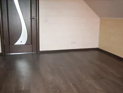 Линолеум и двери в интерьере квартиры