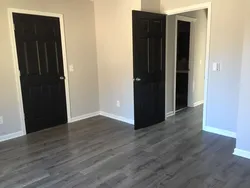 Линолеум и двери в интерьере квартиры