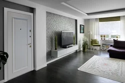 Белый ламинат в интерьере квартиры с белыми дверьми