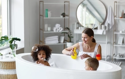 Фото семьи в ванной