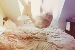 Фото спальни блондинки