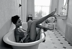 Photo in the bath bw