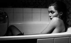 Photo in the bath bw