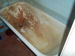 Photo of a rusty bathtub