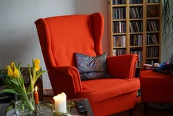 Яркие кресла в интерьере гостиной